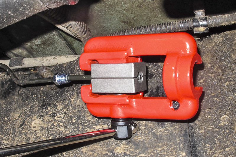 fahrzeuge_landrover_defender_bremsleitung_05