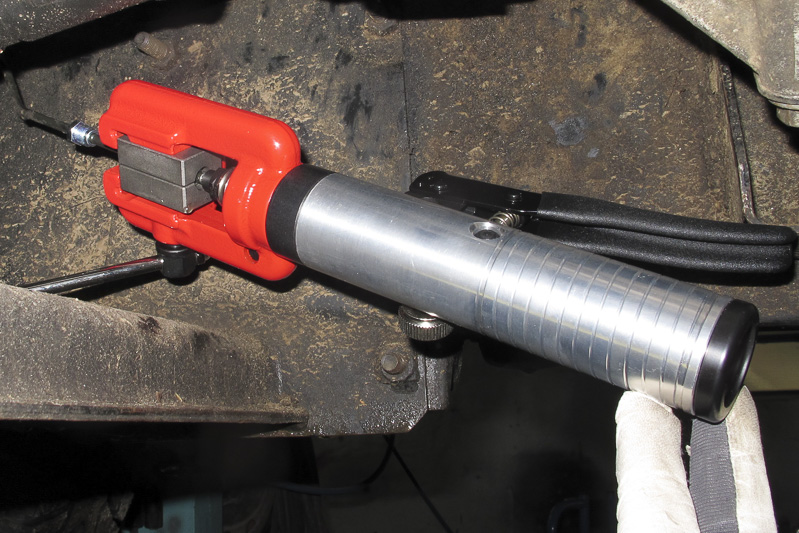 fahrzeuge_landrover_defender_bremsleitung_06