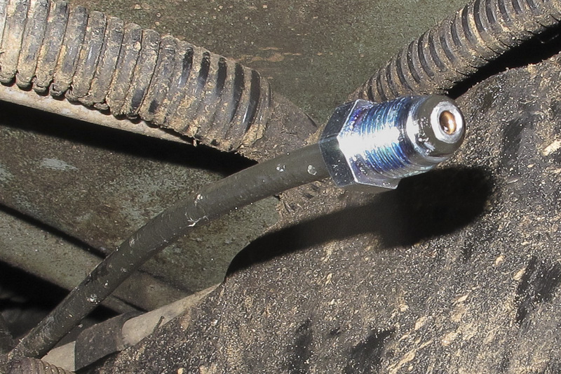 fahrzeuge_landrover_defender_bremsleitung_07