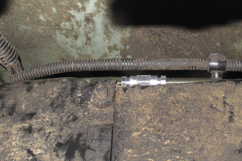 fahrzeuge_landrover_defender_bremsleitung_08