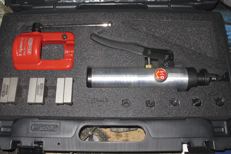 fahrzeuge_landrover_defender_bremsleitung_10