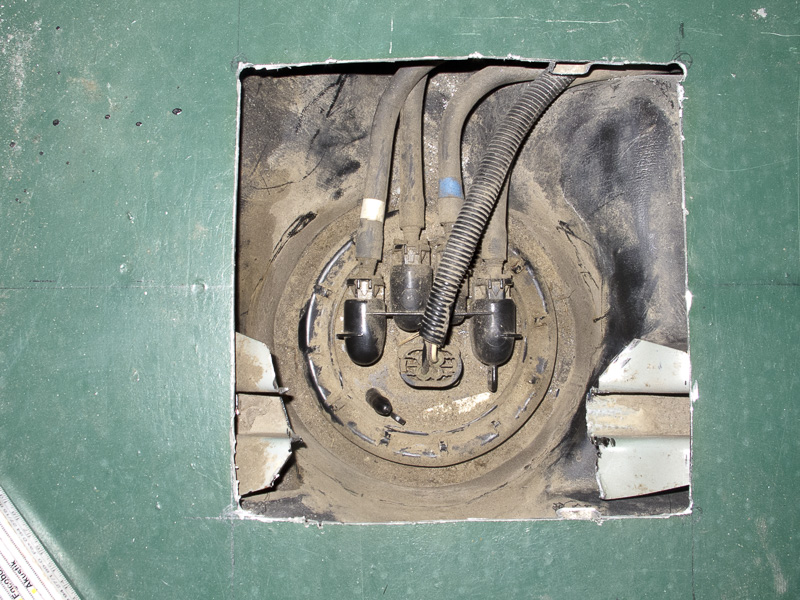 fahrzeuge_landrover_defender_klappe_dieselpumpe_05