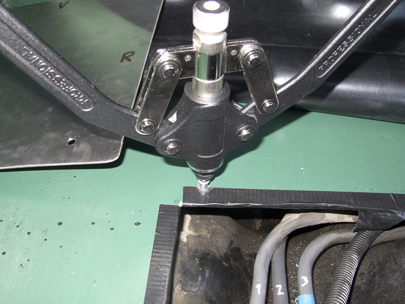 fahrzeuge_landrover_defender_klappe_dieselpumpe_09