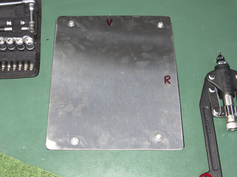 fahrzeuge_landrover_defender_klappe_dieselpumpe_12