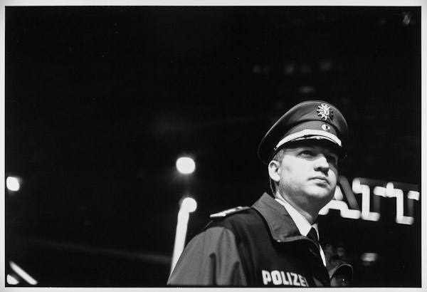 fotografie_analog_street_experiment_maerz_polizist